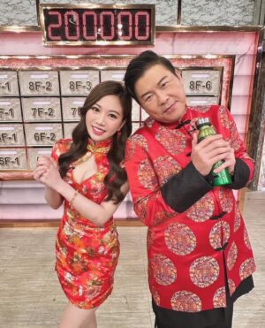 Gladys Tsai Instagram - 龍年大年初一🐉就讓看起來
豐衣足食 珠圓玉潤 一臉福相
財富大樓的曾木村和蔡啾咪跟大家拜年🧧
希望新的一年大家都能健康平安
坐擁好運一起入住財富大樓喔😍
#初二晚間八點讓星攻略陪你過好年
@samtseng0129 
#love #life #work #holiday #new #newyear #chinesenewyear #cosplay #dress #family #tv #show #mc #host #money #rich 
#生活 #日常 #新年 #春節 #紅包 #初一 #團圓 #圍爐 #家 #旗袍 #全民星攻略 #主持 #主持人