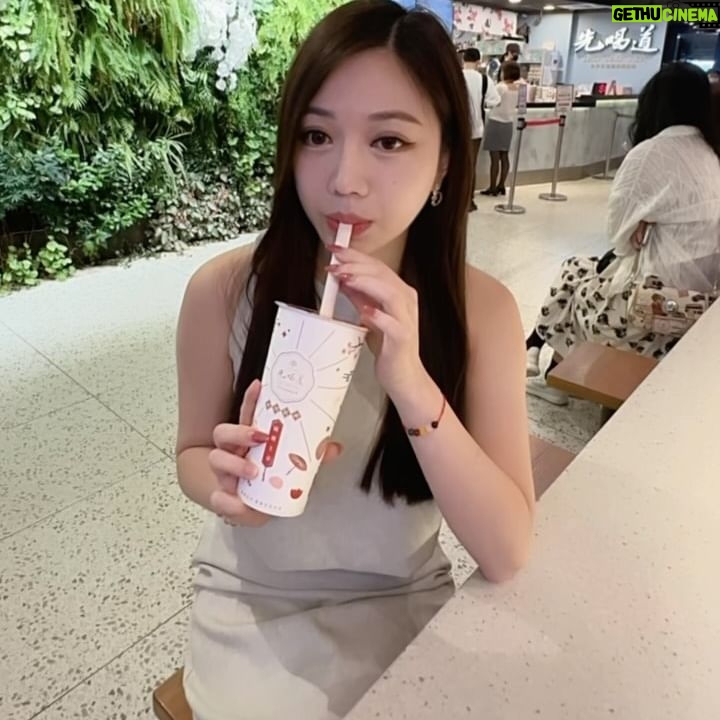 Gladys Tsai Instagram - 像我這種無手搖飲不歡的女子 一定要大推我最近發現的新歡😍 不誇張我真的吸管插下去喝了兩口， 就馬上再加點一杯打算帶回家晚上喝🤣 保證一試上癮的神品就是✨先喝道 硬頸乳茶✨ 它是台灣第一支客家奶茶 代表了擇善固執做自己的硬頸客家精神 但是裡面獨家研發的麻粿超軟Q 我真的是被大大驚艷到！！！ 融合了客家的「七霸」與「粉粄」 也就是麻糬和粉粿的雙重口感～ 有麻糬的香甜鬆軟綿密， 又兼具粉粿的 Q 彈爽口滑順 尾韻更自帶香濃馥郁的黑糖與麥芽香氣， 之前完全沒吃過這麼好吃的配料！ 另外茶湯的部份，有時候喝奶茶容易膩 可是硬頸乳茶是以輕焙穀麥茶為基底 喝起來奶香馥郁帶著清爽茶香 重點是無咖啡因，失眠的朋友也可以放心喝 因為麻粿已經有甜度了， 所以我建議大家點兩分糖微冰是完美比例😆 @tao.tao.tea 添加生活中的小確幸 #先喝道 #古典玫瑰園 #摘星好茶 #下班後來一杯 #咀嚼控的最愛 #硬頸乳茶#小確幸#有喝到新品tag我 #tea#life#haapy #taichung