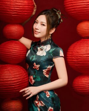 Gladys Tsai Instagram - 除夕夜🧧最愛的人都在身邊
要來去準備做年夜飯啦～
#你家年夜飯桌上一定會有啥
#我家是火鍋烏魚子臘腸飯
#還要去提款包紅包
#你們覺得我該包多少😆
💄 @yunnietang_makeup 
📷 @artizstudio.tw 
#love #life #work #holiday #new #newyear #chinesenewyear #cosplay #dress #family 
#生活 #日常 #新年 #春節 #紅包 #除夕 #除夕夜 #團圓 #圍爐 #家 #旗袍