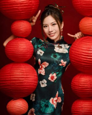 Gladys Tsai Instagram - 除夕夜🧧最愛的人都在身邊
要來去準備做年夜飯啦～
#你家年夜飯桌上一定會有啥
#我家是火鍋烏魚子臘腸飯
#還要去提款包紅包
#你們覺得我該包多少😆
💄 @yunnietang_makeup 
📷 @artizstudio.tw 
#love #life #work #holiday #new #newyear #chinesenewyear #cosplay #dress #family 
#生活 #日常 #新年 #春節 #紅包 #除夕 #除夕夜 #團圓 #圍爐 #家 #旗袍
