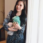 Gladys Tsai Instagram - 說個很扯的故事 前幾天下高雄出差三天帶了行李箱 晚上睡前要洗澡的時候赫然發現 我居然忘了帶隱形眼鏡、卸妝乳、洗面乳 保養品、睡衣、貼身衣物、襪子 立馬著急的向經紀人淳淳求救🆘 她大傻眼問我：「那你行李箱到底裝了什麼？！」 「只有要穿的禮服、相機和這兩大坨冰島毛線🧶」 「我看你現在也別睡了，趕快織一條內褲穿！」 #我真的腦子有破洞根本生活白痴 #退房的時候又把充電器和裙子忘在房間 #還好最後有用毛線織了一個包包 #love #life #live #lifestyle #work #friends #stupid #cute #工作 #生活 #日常 #高雄 #蠢 #冰島毛線