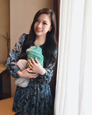 Gladys Tsai Instagram - 說個很扯的故事
前幾天下高雄出差三天帶了行李箱
晚上睡前要洗澡的時候赫然發現
我居然忘了帶隱形眼鏡、卸妝乳、洗面乳
保養品、睡衣、貼身衣物、襪子
立馬著急的向經紀人淳淳求救🆘
她大傻眼問我：「那你行李箱到底裝了什麼？！」
「只有要穿的禮服、相機和這兩大坨冰島毛線🧶」
「我看你現在也別睡了，趕快織一條內褲穿！」
#我真的腦子有破洞根本生活白痴
#退房的時候又把充電器和裙子忘在房間
#還好最後有用毛線織了一個包包
#love #life #live #lifestyle #work #friends #stupid #cute 
#工作 #生活 #日常 #高雄 #蠢 #冰島毛線