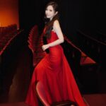Gladys Tsai Instagram - 我的經紀人淳淳可能要轉行了 她拿我新單眼相機拍的工作照 是不是很可以啊！ 雖然她是一直說她想出道當藝人啦 #有缺諧星嗎 #她說她是優質女星 #淳說她會彈吉他會談生意只差沒人談戀愛 👗 @artizstudio.tw @gracekelly.tw 📷 @ricahsieh0426 💄 @yunnietang_makeup #love #life #work #music #broadway #dress #concert #mc #host #friends #生活 #日常 #工作 #音樂會 #主持 #主持人 #狂美交響管樂團 #百老匯 #禮服 #朋友