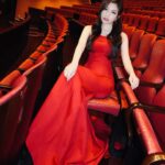 Gladys Tsai Instagram - 我的經紀人淳淳可能要轉行了 她拿我新單眼相機拍的工作照 是不是很可以啊！ 雖然她是一直說她想出道當藝人啦 #有缺諧星嗎 #她說她是優質女星 #淳說她會彈吉他會談生意只差沒人談戀愛 👗 @artizstudio.tw @gracekelly.tw 📷 @ricahsieh0426 💄 @yunnietang_makeup #love #life #work #music #broadway #dress #concert #mc #host #friends #生活 #日常 #工作 #音樂會 #主持 #主持人 #狂美交響管樂團 #百老匯 #禮服 #朋友