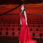 Gladys Tsai Instagram - 我的經紀人淳淳可能要轉行了 她拿我新單眼相機拍的工作照 是不是很可以啊！ 雖然她是一直說她想出道當藝人啦 #有缺諧星嗎 #她說她是優質女星 #淳說她會彈吉他會談生意只差沒人談戀愛 👗 @artizstudio.tw @gracekelly.tw 📷 @ricahsieh0426 💄 @yunnietang_makeup #love #life #work #music #broadway #dress #concert #mc #host #friends #生活 #日常 #工作 #音樂會 #主持 #主持人 #狂美交響管樂團 #百老匯 #禮服 #朋友