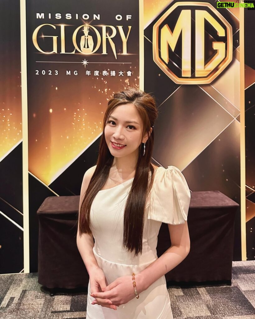 Gladys Tsai Instagram - 主持MG汽車表揚大會🎤 終於和超久不見的情歌王子勢安同台啦！ 再拚一週就要過春節啦～～ 感恩每個工作上幫助我一起合作的夥伴們🥰 💄 @yunnietang_makeup #love #life #work #ceremony #singer #dress #mc #host #car #生活 #工作 #日常 #主持 #主持人 #典禮