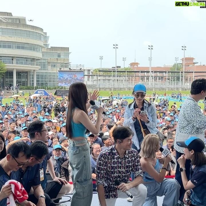 Gladys Tsai Instagram - 主持矽品四十週年運動家庭日☀️ 頂著32度的艷陽被大家的熱情融化～ 好多爸爸媽媽帶著小朋友來相認 「她就是你最喜歡看的蔡主秘阿！」 是不是要穿星攻略招牌小洋裝比較好認😆 #回家曬傷但心是熱的 #love #life #lifestyle #host #mc #sport #ootd #cute #工作 #生活 #日常 #主持 #主持人 #運動 #家庭日