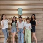 Gladys Tsai Instagram - 這裡應該是全台最美火鍋吧！！ 國際建築大師隈研吾全台唯一跨海操刀設計 幫大家科普一下，Google後才知道他是被《TIME》選為年度百位最具影響力人物（原地嚇瘋） 去過不少回香港大吃大喝後，一直想在台灣找夠道地兼具環境舒適又適合聚會/請客的港式火鍋。 忠泰集團旗下的高檔粵式火鍋餐飲品牌「明粵 Ming Yuet」正中我心，終於有緣來踩點❤️ 這家很可以☑️ 當天吃完當下是直接加入台北美食清單，除了鍋物是重點，套餐裡的富貴炒飯也神好吃😋 下次要再來吃吃看午間套餐 📌 明粵 Ming Yuet 地址：台北市中山區樂群三路200號5樓（忠泰樂生活） 套餐價位：午餐約$1500-2000/人、晚餐約$2000-3000/人 W/ @hsuanliu0103 @shiny_0503 @gladys.tsai @cathyshyu