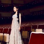 Gladys Tsai Instagram - 開春初五第一個工作就很幸福 和狂美交響管樂團一起陪大家過情人節🥰 璀璨經典百老匯北中南巡迴中 明天我會在台中國家歌劇院 2/22-24在高雄衛武營繼續擔任導聆人 歡迎大家來現場一起享受音樂饗宴🎵 #好喜歡這組照片好有氛圍感 👗 @artizstudio.tw @gracekelly.tw 📷 @uuu_fish @yuyo.studio 💄 @yunnietang_makeup #love #life #work #music #broadway #dress #concert #mc #host #生活 #日常 #工作 #音樂會 #主持 #主持人 #狂美交響管樂團 #百老匯 #禮服