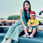 Gladys Tsai Instagram - 主持矽品四十週年運動家庭日☀️ 頂著32度的艷陽被大家的熱情融化～ 好多爸爸媽媽帶著小朋友來相認 「她就是你最喜歡看的蔡主秘阿！」 是不是要穿星攻略招牌小洋裝比較好認😆 #回家曬傷但心是熱的 #love #life #lifestyle #host #mc #sport #ootd #cute #工作 #生活 #日常 #主持 #主持人 #運動 #家庭日