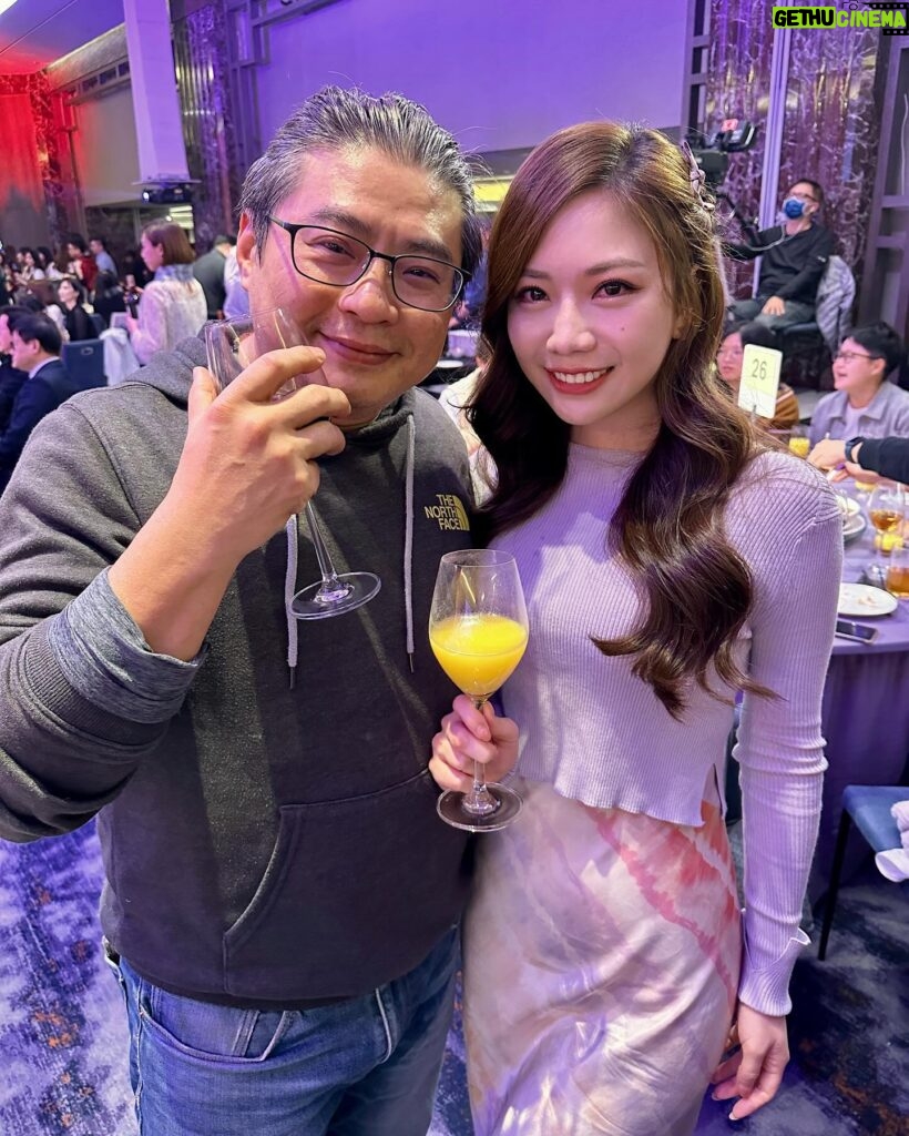 Gladys Tsai Instagram - 東森電視尾牙🥂 星攻略主委主秘聯手送紅包囉🧧 除了和好多節目主持人相見歡 還看到好多以前當主播時期的老同事 真的好想念大家 還有跟我情同兄妹的攝影神搭檔🥹 #love #life #work #yearendparty #party #friends #生活 #工作 #日常 #尾牙 #朋友