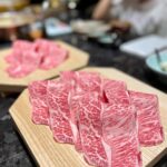 Gladys Tsai Instagram - 這裡應該是全台最美火鍋吧！！ 國際建築大師隈研吾全台唯一跨海操刀設計 幫大家科普一下，Google後才知道他是被《TIME》選為年度百位最具影響力人物（原地嚇瘋） 去過不少回香港大吃大喝後，一直想在台灣找夠道地兼具環境舒適又適合聚會/請客的港式火鍋。 忠泰集團旗下的高檔粵式火鍋餐飲品牌「明粵 Ming Yuet」正中我心，終於有緣來踩點❤️ 這家很可以☑️ 當天吃完當下是直接加入台北美食清單，除了鍋物是重點，套餐裡的富貴炒飯也神好吃😋 下次要再來吃吃看午間套餐 📌 明粵 Ming Yuet 地址：台北市中山區樂群三路200號5樓（忠泰樂生活） 套餐價位：午餐約$1500-2000/人、晚餐約$2000-3000/人 W/ @hsuanliu0103 @shiny_0503 @gladys.tsai @cathyshyu