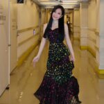 Gladys Tsai Instagram - 在這個屬於女生的節日 想分享嫦芬老師一個讓我深有所感的概念 身為女性的「三意」原則 「一個刻意、一個不刻意、一個不在意」 一個刻意 是善用你的女性條件和特質， 努力追求內外兼具的美🌹 一個不刻意 是不要強調女性的先天弱勢， 脫下高跟鞋我們也能扛起各種重擔， 不要用性別來求取特權。 最後是一個不在意 別理會流言蜚語，專注成為更好的自己！ 每個女孩都是公主👸更是女王👑 祝福我們都有繽紛燦爛的人生 👗 @aliceandolivia #love #life #lifestyle #dress #girl #women #princess #queen #ootd #生活 #日常 #洋裝 #公主 #女王 #婦女節