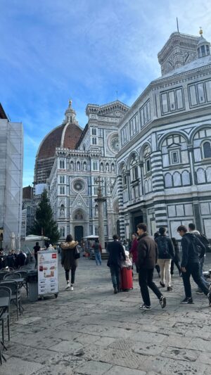 Glenda Resta Instagram - Avete capito bene! Sono andata da Bari a Firenze…ma alla fine ho trovato tutto il necessario 😂 LA FACCIAMO INSIEME?
