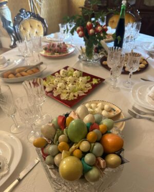 Glenda Resta Instagram - Buona Pasqua 🐣 oggi sono tornata in famiglia! Mi sono vestita super colorata per compensare dato che sono riuscita a portare anche qui il cielo grigio 💀 che fate oggi di bello? Vi leggo 💓💓💓☀️