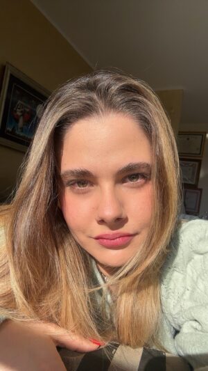 Glenda Resta Instagram - Proviamo il kit labbra e annusiamo per la prima volta il dupe di Sol De Janeiro? Fatemi sapere se vi interessa e se vi piacciono questi haul dei miei acquisti 💖