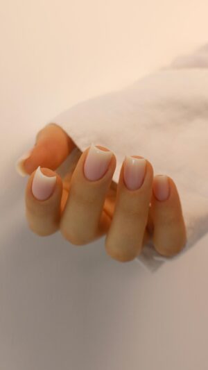 Glenda Resta Instagram - Voi di solito come fate le unghie 💅? A mandorla o quadrate? Proverete questo nuovo trend? #supplied