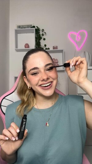 Glenda Resta Instagram - Sono Glenda…non so se lo avete capito😂

Trovate i prodotti utilizzati nel video e tanti altri su @notino_it …tra l’altro non perdetevi la promo attiva dal 22.04 al 12.05 che vi dico a fine video !!🤭

-20% di sconto, e se spendi 20 € hai una beauty pochette in più

#adv @lorealparis @garnieritalia @nyxcosmetics_italy @maybelline #makeup #skincare #pickyourfavlook