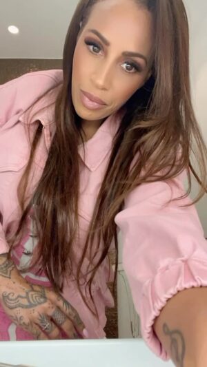 Glennis Grace Instagram - I just needed to sing  this song.  Let me know what you think❤️