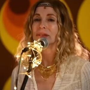 Gloria Carrá Instagram - Gracias Mister por este temazo 
@indiosolarioficial ✨

Perdiendo el tiempo. También está en nuestro primer disco 
Sagrado 

@coronadosdegloriaok @janoseitun @colobelmonte @lisandroetala @piterjozamitorres @aqui_terania 
Video @pablo.munne 
Vestuario @fercaride.st