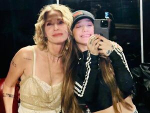 Gloria Carrá Instagram - Anoche estrenamos!!
Con un equipo equipo de lujo. 
Y vino mi niña @angelatorres a sumar felicidad ✨

Gracias a todos los que acompañaron 🙏🏻✨ volvemos el 29 /05  para hablar y cantarle al amor 😻 
Que será de ti 
@cafeberlinbuenosaires 
@javierdaulteoficial @fenadella @lolomicucci @colobelmonte @horaciochichosalerno @zoilogarces @fercaride.st