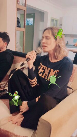 Gloria Carrá Instagram - Lágrimas ranas 🐸 

Mañana jueves 23 hs en @cafeberlinbuenosaires 

Fiesta coronada 🎉💃 

10 años de música y risas 

Link para entradas en bio ✨☀️

Nos vemos mañana 🙏🏻❤️