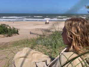 Gloria Carrá Instagram - Nos fuimos juntas a pasar unas pequeñas vacaciones a las hermosas casitas de @casa.kiri 🌊✨❤️🌱

Necesitábamos mucho estar en la naturaleza, descansar, leer, charlar y compartir entre nosotras, y con nuestros nuevxs amigxs Gaby y Rodrigo y su familia 🙂, unos días de paz y mar🙏🏽🌊

Les deseamos para este 2024 que se rodeen de todo lo que les haga bien ✨

Abraz🌸s