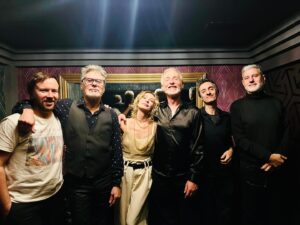 Gloria Carrá Instagram - Anoche estrenamos!!
Con un equipo equipo de lujo. 
Y vino mi niña @angelatorres a sumar felicidad ✨

Gracias a todos los que acompañaron 🙏🏻✨ volvemos el 29 /05  para hablar y cantarle al amor 😻 
Que será de ti 
@cafeberlinbuenosaires 
@javierdaulteoficial @fenadella @lolomicucci @colobelmonte @horaciochichosalerno @zoilogarces @fercaride.st