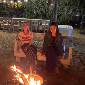 Gloria Carrá Instagram - Nos fuimos juntas a pasar unas pequeñas vacaciones a las hermosas casitas de @casa.kiri 🌊✨❤️🌱

Necesitábamos mucho estar en la naturaleza, descansar, leer, charlar y compartir entre nosotras, y con nuestros nuevxs amigxs Gaby y Rodrigo y su familia 🙂, unos días de paz y mar🙏🏽🌊

Les deseamos para este 2024 que se rodeen de todo lo que les haga bien ✨

Abraz🌸s