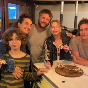 Gloria Carrá Instagram - Nos fuimos juntas a pasar unas pequeñas vacaciones a las hermosas casitas de @casa.kiri 🌊✨❤️🌱

Necesitábamos mucho estar en la naturaleza, descansar, leer, charlar y compartir entre nosotras, y con nuestros nuevxs amigxs Gaby y Rodrigo y su familia 🙂, unos días de paz y mar🙏🏽🌊

Les deseamos para este 2024 que se rodeen de todo lo que les haga bien ✨

Abraz🌸s