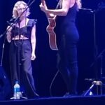 Gloria Carrá Instagram - Todo comienza adentro. Cuando un fuego arde, cuando algo pulsa por manifestarse, sucede la magia. Hace unos años atrás no hubiera imaginado que podría compartir este escenario, este momento de amor, de admiración y amistad. Te quiero mucho @lanaprada ❤️🙏🏻 Los que lo vieron saben de lo que hablo y a los que no lo vieron, la próxima no se lo pierdan. El show que da Ana y sus músicos es impecable y te hace vibrar el alma ✨🙏🏻 Gracias @rodrigofsoler por el video 😍 Gracias gracias gracias