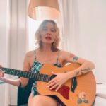 Gloria Carrá Instagram - Después de unos días extraños, un poco tristes, con una otitis aguda que me dejó sorda de un oído y con la voz enrarecida , vuelvo a cantar, y me vuelvo a sentir yo, y soy feliz con la guitarra, y me emociono como si fuese mágico. Y sabes que pienso que sí lo es, es mágico o milagroso que nuestro cuerpo funcione por si solo y bien. Tengo la costumbre de agradecer por todo lo que me pasa en esta vida, también por las cosas no tan buenas que me han pasado, precisamente de eso aprendo y crezco. Mañana viernes seré muy feliz cantando en la @sala_zitarrosa en Montevideo Junto a la hermosa de @lanaprada y a mi banda @coronadosdegloriaok Estoy en malla porque hace muchísimo calor y no quiero prender el aire. Y también estoy loca. Cómo la canción Los abrazo🔆