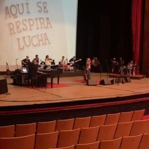 Gloria Carrá Instagram - Fragmentos de lo que fue una tarde maravillosa. 
Homenaje a las Abuelas ❤️@abuelasdifusion 
De la mano de @litovitaleoficial 
Prueba de sonido. 
Lali siempre con una sonrisa haciéndome el aguante en camarines.
Artistas enormes cantando para finalizar tremendo evento. 

Y si llegan a ver hasta el final, el último video, verán que cuando Lito me presenta al terminar la canción, no logro saludar ni agradecer porque se encienden las luces, veo el teatro lleno de corazones latiendo y solo puedo agarrarme la cabeza jajajaj no lo podía creer!! Me hirve la cabeza!!😂
La lucha de las abuelas siempre en nuestros corazones!! 

@buenosairescultura 

@lali_varveri 
@fercaride.st 
@antonelli.boutique