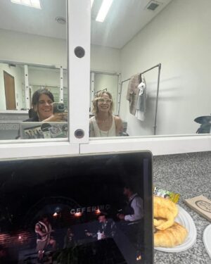 Gloria Carrá Instagram - Fragmentos de lo que fue una tarde maravillosa. 
Homenaje a las Abuelas ❤️@abuelasdifusion 
De la mano de @litovitaleoficial 
Prueba de sonido. 
Lali siempre con una sonrisa haciéndome el aguante en camarines.
Artistas enormes cantando para finalizar tremendo evento. 

Y si llegan a ver hasta el final, el último video, verán que cuando Lito me presenta al terminar la canción, no logro saludar ni agradecer porque se encienden las luces, veo el teatro lleno de corazones latiendo y solo puedo agarrarme la cabeza jajajaj no lo podía creer!! Me hirve la cabeza!!😂
La lucha de las abuelas siempre en nuestros corazones!! 

@buenosairescultura 

@lali_varveri 
@fercaride.st 
@antonelli.boutique