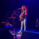 Gloria Carrá Instagram - Un sueño cumplido!! Anoche en @la.tangente cante con @lanaprada Amo su música y la admiro como cantante y como persona❤️ Gracias Ana por tu generosidad🙏🏻 Todo fue disfrute. El 15 de diciembre nos volvemos a encontrar en un escenario, esta vez en Uruguay en @sala_zitarrosa y ella será una Coronada de gloria ✨🔆 @coronadosdegloriaok @fercaride.st gracias por ser mi amiga y asesora 💃 El vestido hermoso es de @rsrt.buenosaires