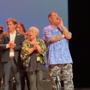 Gloria Carrá Instagram - Fragmentos de lo que fue una tarde maravillosa. 
Homenaje a las Abuelas ❤️@abuelasdifusion 
De la mano de @litovitaleoficial 
Prueba de sonido. 
Lali siempre con una sonrisa haciéndome el aguante en camarines.
Artistas enormes cantando para finalizar tremendo evento. 

Y si llegan a ver hasta el final, el último video, verán que cuando Lito me presenta al terminar la canción, no logro saludar ni agradecer porque se encienden las luces, veo el teatro lleno de corazones latiendo y solo puedo agarrarme la cabeza jajajaj no lo podía creer!! Me hirve la cabeza!!😂
La lucha de las abuelas siempre en nuestros corazones!! 

@buenosairescultura 

@lali_varveri 
@fercaride.st 
@antonelli.boutique