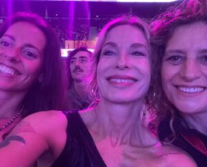 Gloria Carrá Instagram - Anoche en los @premiosgardel con amigas hermosas y talentosas @marieperticari @cataraybaud y @lanaprada 

Premiaron a @rusherking 😁🙏🏻❤️❤️ Alegría por él y por @angelatorres 
Premiaron a @milo.j  felicidad por @amecaceres_ 😜✨

Soy feliz si mis hijas lo son ❤️

Escuche a @lebondavidok  y a @fabitacontenta  una maravilla ✨
Vi a @mirandaenvivo  que son lo más y ganaron El Oro ✨✨

Y la genia de @lali  además de romperla toda en el escenario habló sobre el lesbicidio 🙏🏻❤️
Su voz suma por todos lados. Gracias!! 
 
Reír con amigas es lo mejor de la vida 😘