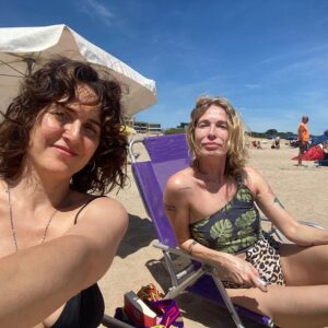 Gloria Carrá Instagram - Nos fuimos juntas a pasar unas pequeñas vacaciones a las hermosas casitas de @casa.kiri 🌊✨❤️🌱

Necesitábamos mucho estar en la naturaleza, descansar, leer, charlar y compartir entre nosotras, y con nuestros nuevxs amigxs Gaby y Rodrigo y su familia 🙂, unos días de paz y mar🙏🏽🌊

Les deseamos para este 2024 que se rodeen de todo lo que les haga bien ✨

Abraz🌸s