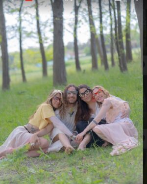 Gloria Carrá Instagram - Hicimos esta producción de fotos para @chamana.ar  fue hermoso compartir tiempo y arte con gente tan amorosa 🙏🏻❤️ 
Por favor, por favor vayan a su Ig y vean los lentes increíbles que tienen 😎 uno mas lindo que otro. 🤪😍🤓

Gracias @alegriacuba por ser quien teje redes 😍

@laferni @melendeguego
Accesorios @medeajoyeria 
Arte @pxhuxn
Vestuario @_glaij_
Foto, video y dirección @anetabelena 
Makeup y estilismo @vickymakeup_b @Adaramer.nails
Idea creativa @floralvarezpazos