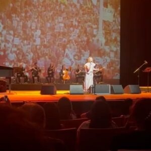 Gloria Carrá Instagram - Fragmentos de lo que fue una tarde maravillosa. 
Homenaje a las Abuelas ❤️@abuelasdifusion 
De la mano de @litovitaleoficial 
Prueba de sonido. 
Lali siempre con una sonrisa haciéndome el aguante en camarines.
Artistas enormes cantando para finalizar tremendo evento. 

Y si llegan a ver hasta el final, el último video, verán que cuando Lito me presenta al terminar la canción, no logro saludar ni agradecer porque se encienden las luces, veo el teatro lleno de corazones latiendo y solo puedo agarrarme la cabeza jajajaj no lo podía creer!! Me hirve la cabeza!!😂
La lucha de las abuelas siempre en nuestros corazones!! 

@buenosairescultura 

@lali_varveri 
@fercaride.st 
@antonelli.boutique