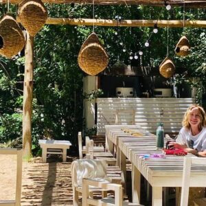 Gloria Carrá Instagram - Nos fuimos juntas a pasar unas pequeñas vacaciones a las hermosas casitas de @casa.kiri 🌊✨❤️🌱

Necesitábamos mucho estar en la naturaleza, descansar, leer, charlar y compartir entre nosotras, y con nuestros nuevxs amigxs Gaby y Rodrigo y su familia 🙂, unos días de paz y mar🙏🏽🌊

Les deseamos para este 2024 que se rodeen de todo lo que les haga bien ✨

Abraz🌸s