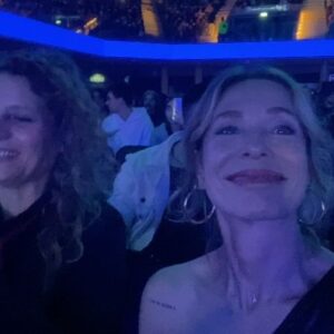 Gloria Carrá Instagram - Anoche en los @premiosgardel con amigas hermosas y talentosas @marieperticari @cataraybaud y @lanaprada 

Premiaron a @rusherking 😁🙏🏻❤️❤️ Alegría por él y por @angelatorres 
Premiaron a @milo.j  felicidad por @amecaceres_ 😜✨

Soy feliz si mis hijas lo son ❤️

Escuche a @lebondavidok  y a @fabitacontenta  una maravilla ✨
Vi a @mirandaenvivo  que son lo más y ganaron El Oro ✨✨

Y la genia de @lali  además de romperla toda en el escenario habló sobre el lesbicidio 🙏🏻❤️
Su voz suma por todos lados. Gracias!! 
 
Reír con amigas es lo mejor de la vida 😘