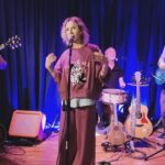 Gloria Carrá Instagram - Probando sonido en @templelaplaza Luego fue una fiesta con pogo y todo 👐🏻 Gracias a todos los que hicieron posible la fiesta coronada ✨💃 La canción es Harta de ti a quien se la dedican amichas? 🤩 Esa joggineta hermosa y cómoda es de @morfemaindumentaria ✨💃