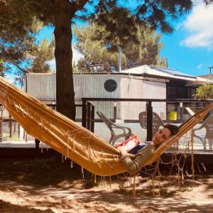 Gloria Carrá Instagram - Nos fuimos juntas a pasar unas pequeñas vacaciones a las hermosas casitas de @casa.kiri 🌊✨❤️🌱

Necesitábamos mucho estar en la naturaleza, descansar, leer, charlar y compartir entre nosotras, y con nuestros nuevxs amigxs Gaby y Rodrigo y su familia 🙂, unos días de paz y mar🙏🏽🌊

Les deseamos para este 2024 que se rodeen de todo lo que les haga bien ✨

Abraz🌸s