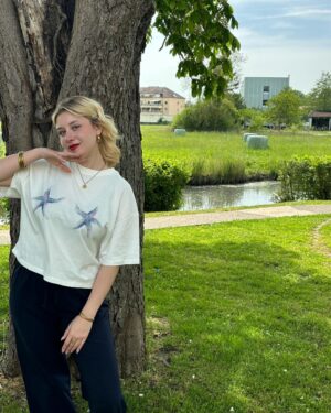 Gloria Palermo De Blasi Instagram - Salut tout le monde ! ☀️
Comment ça va aujourd'hui ? 
J'espère que votre journée se passe bien. 
Oh, au fait, Le clip de Parler à La Lune est sorti ! (sur youtube) 
Allez jeter un coup d'œil et laissez-moi savoir ce que vous en pensez dans les commentaires ! (et n'hésitez pas à lâcher un petit like ❤️) 
#parleralalune