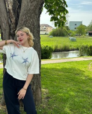 Gloria Palermo De Blasi Instagram - Salut tout le monde ! ☀️
Comment ça va aujourd'hui ? 
J'espère que votre journée se passe bien. 
Oh, au fait, Le clip de Parler à La Lune est sorti ! (sur youtube) 
Allez jeter un coup d'œil et laissez-moi savoir ce que vous en pensez dans les commentaires ! (et n'hésitez pas à lâcher un petit like ❤️) 
#parleralalune