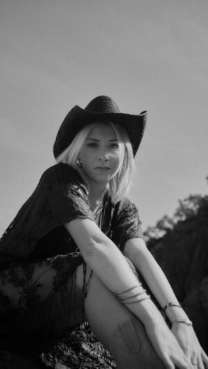 Gloria Palermo De Blasi Instagram - Le 27 avril, c’est l’anniversaire de @officielgloria ! Et pour le célébrer, elle vous offre un cadeau spécial : la sortie du clip ‘Parler à La Lune’ 🌙

Samedi 27 Avril à 17h sur @youtube 

Ne manquez pas ce moment magique !