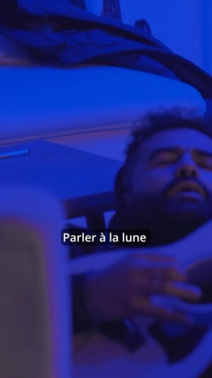 Gloria Palermo De Blasi Instagram - (PARTIE 2) 
Version acoustique de "Parler à la lune" accompagnée par @nazimfaitdeschansons 💜✨
(pardonnez les fausses notes j'étais un peu malade 🙏🏻😂)

[réalisé par @adam_khettal 🎥]