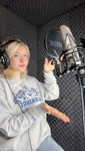Gloria Palermo De Blasi Instagram - ENFIN !! 😻

J'avais tellement hâte de vous annoncer cette nouvelle. Je vous attends   qu'au rendez-vous à cette date si importante qui, pour moi, annonce le début d'une nouvelle année ainsi qu'une vraie naissance musicale. ❤️

Vous pourrez le retrouver dès le 27 avril : sur Youtube et peut être à la télé qui sait ? 🙂‍↕️

Hâte de savoir ce que vous en penserez 💗