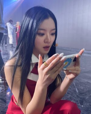Go A-sung Instagram - 드림스윗 ♥️ 이두나!

@skuukzky @_rianess @_simeez @janet.suhh 
@netflixkr #이두나!

케이팝 메이크업 완벽하게 해준 @_leeeun 
스타일리스트 윤진선생님 
개인 댄스강습 @gngmnn 선생님
아이돌의 꿈을 이루어주신 이정효 감독님 감사합니다